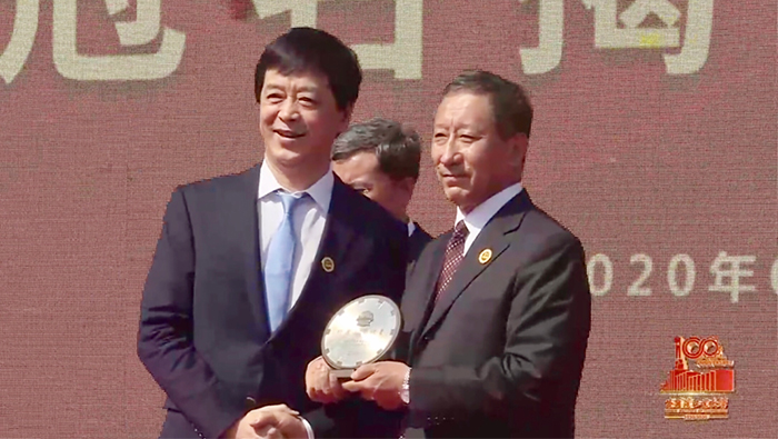 2020年，张思民董事长被授予“哈尔滨工业大学终身名誉校董”